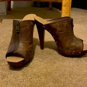 Jessica Simpson heels